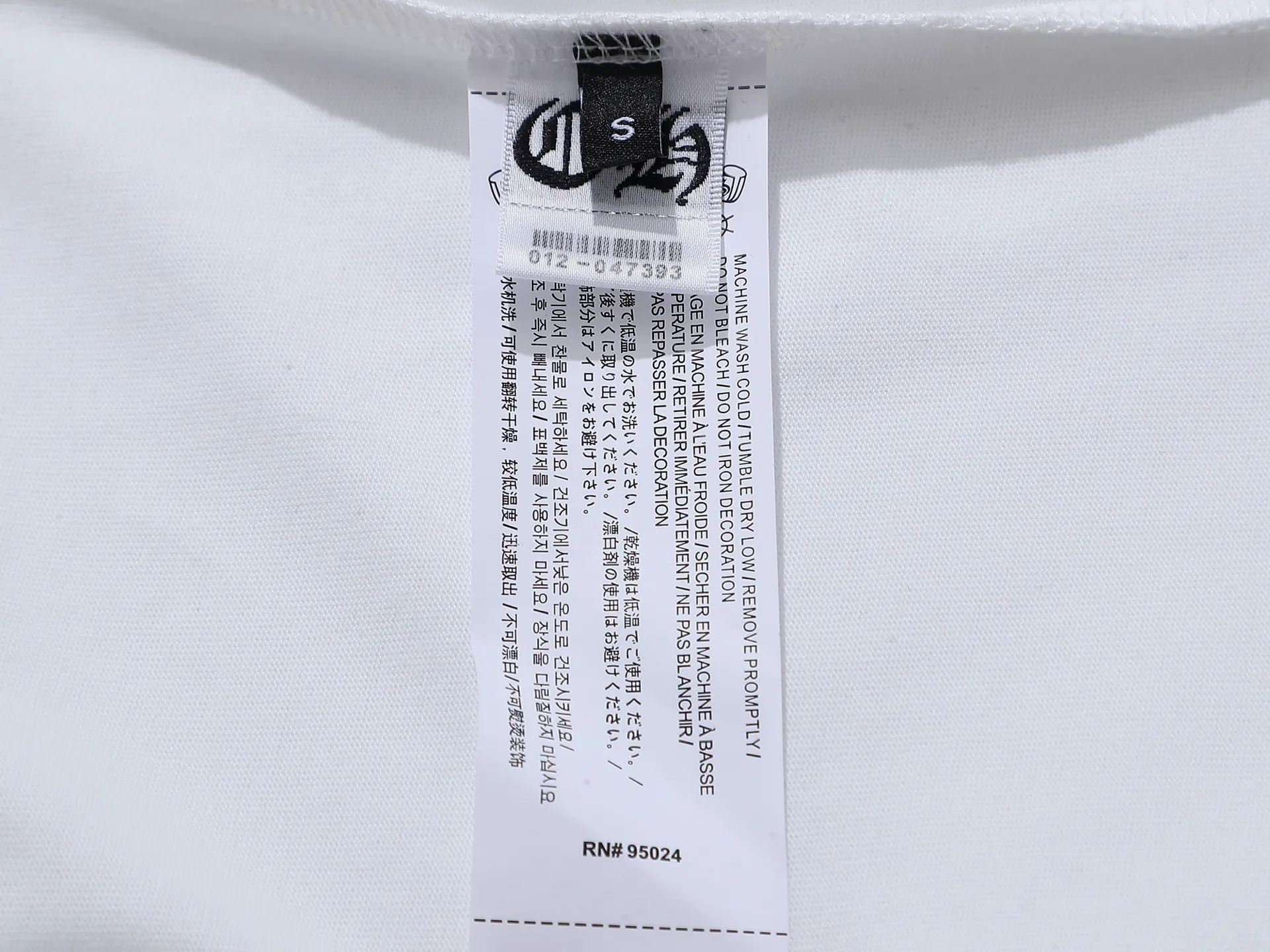 P160 280g exclusive version] Chro*e Hets 𝟐𝟎𝟐5 spring and summer patchwork + three-dimensional stitching high-density embroidery round neck short sleeves 2025SS latest short sleeves use traditional Chinese patchwork + three-dimensional stitching high-density embroidery. This style uses inherited patchwork, which is a form of high-density embroidery, and is in the same category as the patchwork embroidery in Chinese Suzhou embroidery! The embroidery method is to burn the appliqué cloth with an imported machine according to the pattern requirements, and stick it on the embroidery surface. Cotton and other materials are padded between the applique cloth and the embroidery surface to make the short-sleeved pattern bulge and have a three-dimensional effect. After the applique cloth is attached, various stitches are used to lock the edges. The patch embroidery method is mainly based on pattern blocks, and the style is unique and elegant! After that, a high-density embroidery machine with 10,000 needles is used to position, fix, and cover. The appliqué embroidery uses the same color embroidery as the short sleeves, maintaining the uniformity of the color! The pattern inside the appliqué is embroidered in natural color, making the pattern of the appliqué consistent with the surface fabric, creating a low-key and luxurious fashion sense!  The creative design of the dual craftsmanship of three-dimensional needle-stitched high-density embroidery and appliqué burnt embroidery makes the whole piece of clothing show its exquisite craftsmanship. Retro and classic are vividly displayed on this piece of clothing! The clothing patterns are all made of high-density appliqué embroidery. The double embroidery is high-end and exquisite. The patterns are completely integrated and echo each other. This short-sleeved short-sleeved shirt is low-key and has a rock and punk style that is unique to Crowe. It shows a low-key and luxurious fashion sense from any angle. It stands out among many spring and summer new styles. It is outstanding, eye-catching, and an indispensable classic! Avant-garde and retro, two styles are displayed on the same piece of clothing, colliding with unique creative sparks. It can be said to be avant-garde, full of personality, fashionable and versatile, and the same style for male and female couples! An excellent hit! Creative design, double embroidery, excellent craftsmanship, exquisite details and first-class feel! An excellent hit! It is made of 280 grams of double yarn and double ply dust-free imported pure cotton fabric. It has been washed and high-temperature shaped and pre-shrunk. The fabric is comfortable and breathable. It will not shrink after repeated washing. The fabric has a high-end and exquisite texture and a first-class feel! High-density embroidery has good firmness and is not easy to fall off! The detail processing is 100% perfect. It looks great no matter how you match it with various styles. High weight and high quality. Exclusive version. Non-market ordinary version. Enlarge real shot details. Instant sale of all versions. Compare at will. Quality is absolutely guaranteed. A must-have for fashionistas. Control it at will. Definitely one for everyone. A must-have for men and women couples! The most 🆕first release, the exclusive first release, the same style for men and women, classic, simple and versatile, and the quality is unquestionable!  Chrome Hearts is a famous Hollywood luxury brand founded by Richard Stark in 1988 with unique design style! The design style combines rock punk, street hip-hop and other low-key luxury styles. It adheres to pure handcrafting and exquisite design, so its value as a work of art has far exceeded the meaning of jewelry.  Color: Black White Size: S M L XL